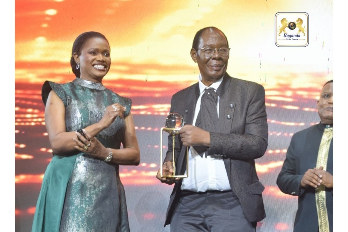 Owek. J.W. Katende honored with an award in recognition of The Ebonies' 47-year achievements